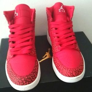 Jordan 1 Retro Hi, Red Elephant Print Big Boy Size 5.5y= Size 7 in Women